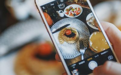 Na které sociální síti zaujmete své hosty? Záleží na věku