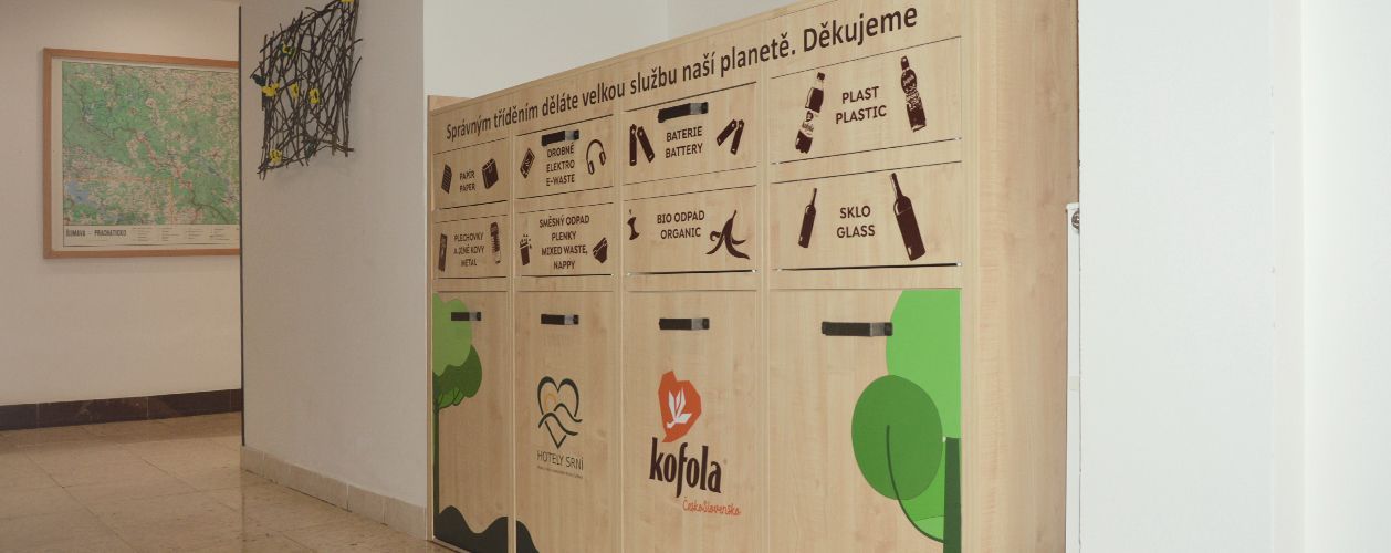 Všechny druhy odpadu v hotelu Srní třídí do jednoho multifunkčního koše. Jak se tahle novinka líbí hostům?